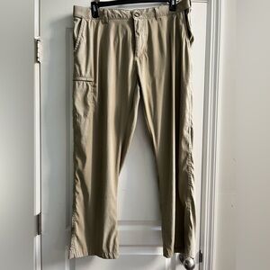 Men’s UB Tech Classic Fit Khaki Cargo Comfort Waist Pants. Size 38x30